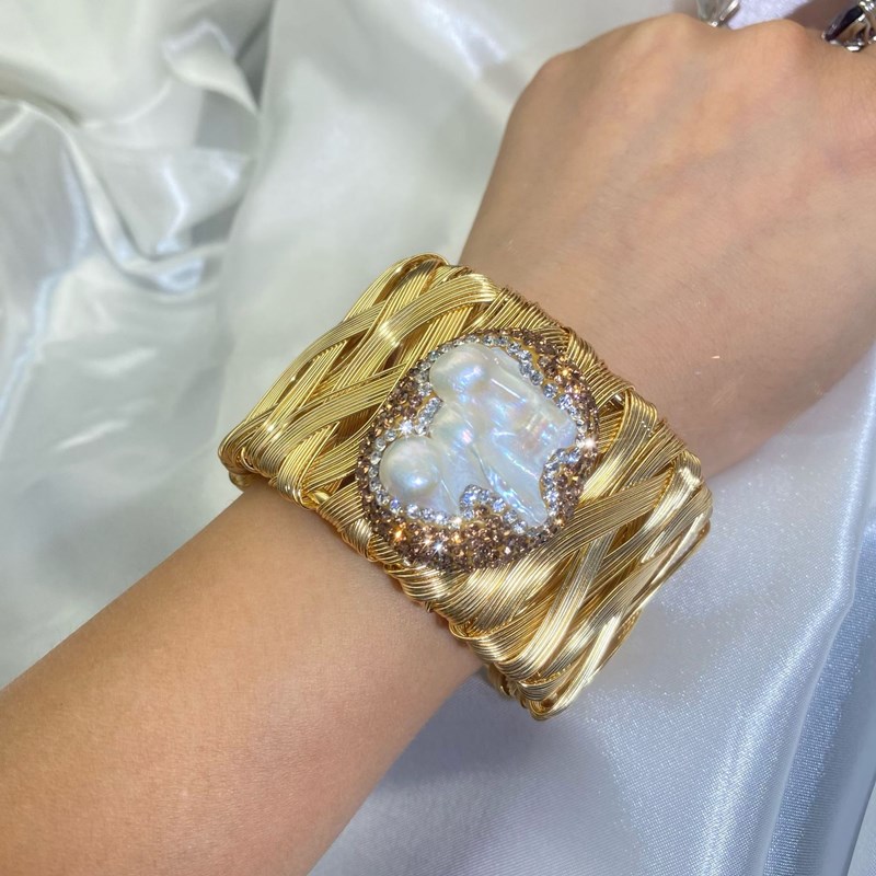 Vintage Fashion Photos - Bracciale rigido barocco con perle d'acqua