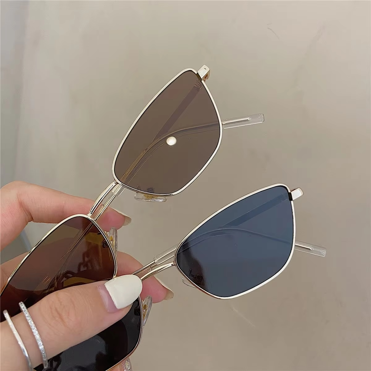 Occhiali da Sole Cat Eye alla  - Vintage Fashion Images recensione e prezzo