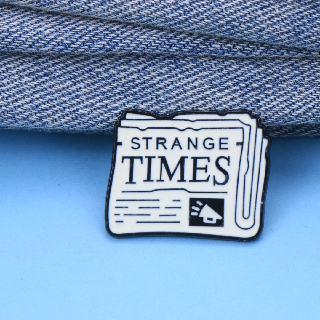 Spilla da bavero in smalto con - Vintage Fashion Newspaper recensione e prezzo