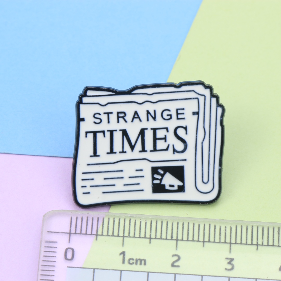 Spilla da bavero in smalto con - Vintage Fashion Newspaper recensione e prezzo