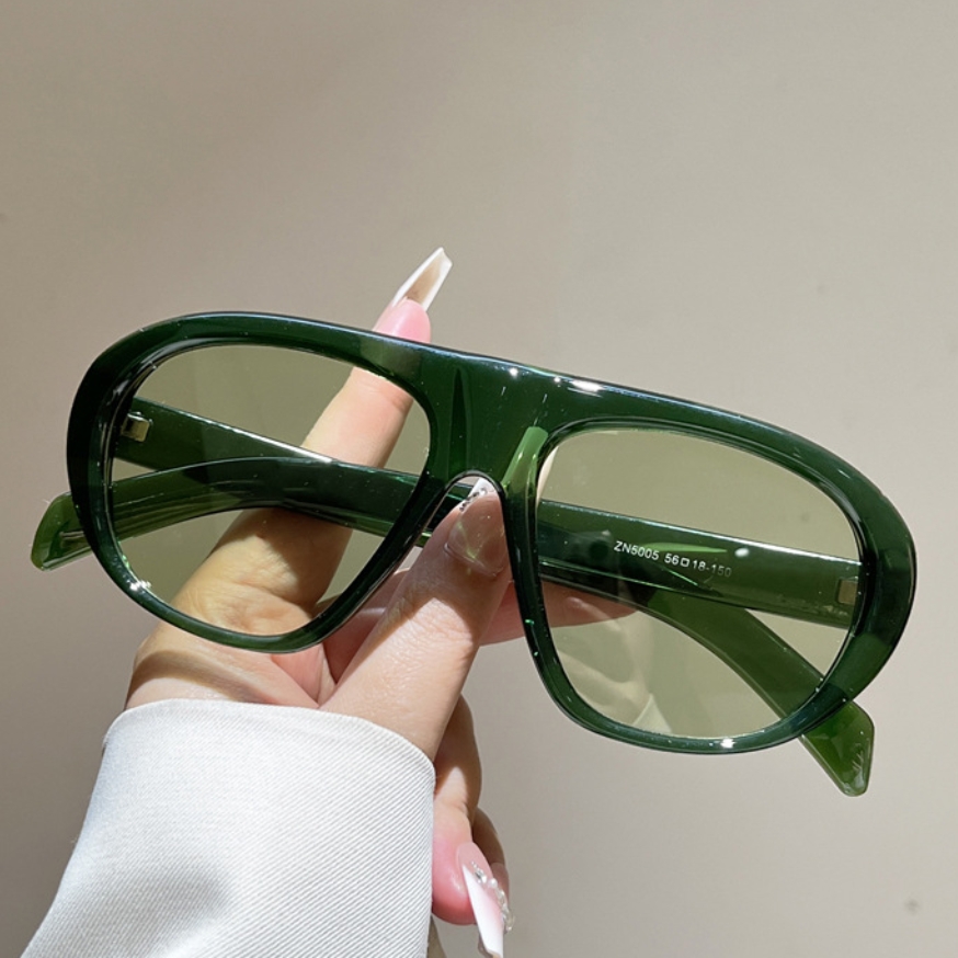 Nuovi Occhiali da Sole Oversiz - Vintage Fashion Images recensione e prezzo